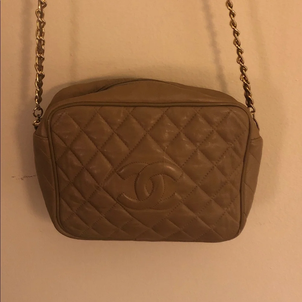 Elegant Tan Quilted Crossbody Bag - Picture 2 of 5